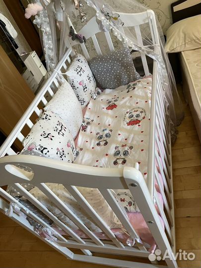 Детская кроватка с маятником и матрасом