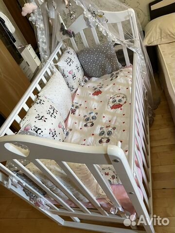 Детская кроватка с маятником и матрасом