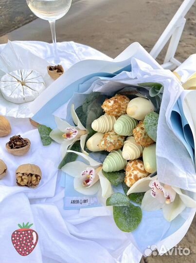 Клубника в шоколаде, букеты из клубники