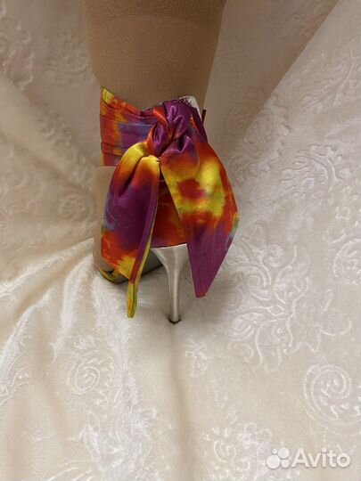 Яркие босоножки 36 размер