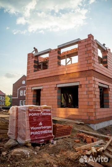 Кладка блока. Каменщики