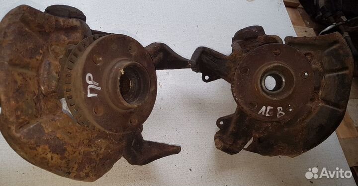 Кулак поворотный правый Фольксваген Гольф 4