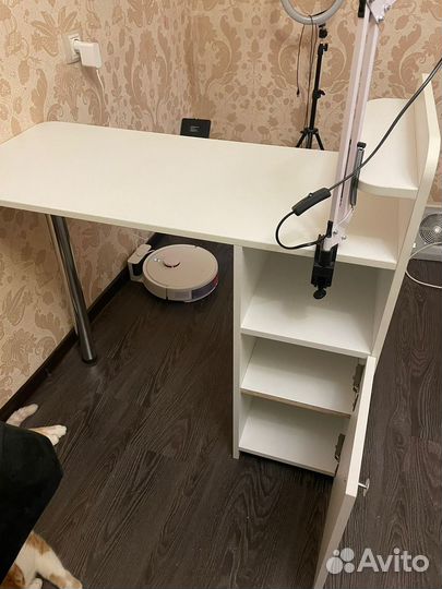 Маникюрный столик