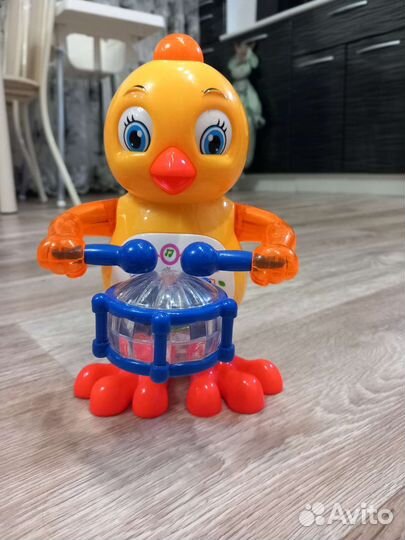 Танцующий поющий цыпленок