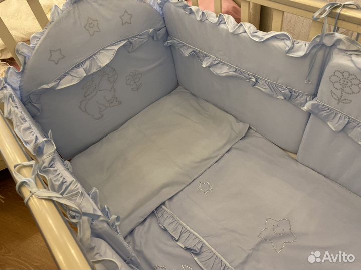 Комплект в детскую кроватку(бортики,пастельное бел