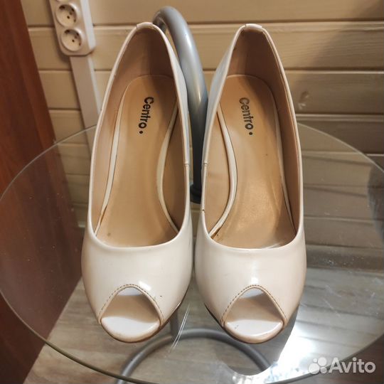 Туфли белые 37-37.5 размер на горке