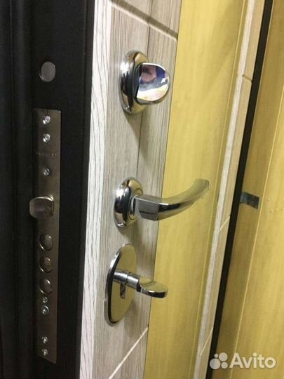 Дверь входная с зеркалом