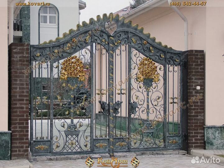 Распашные ворота кованые с калиткой