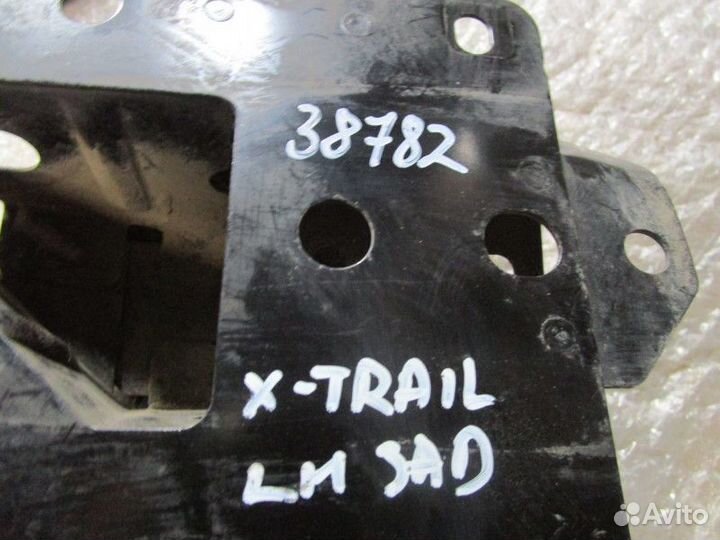 Кронштейн усилителя заднего бампера правый Nissan