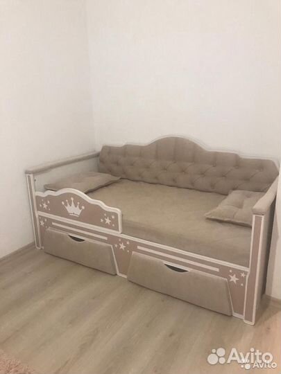 Детская кровать с мягкой спинкой