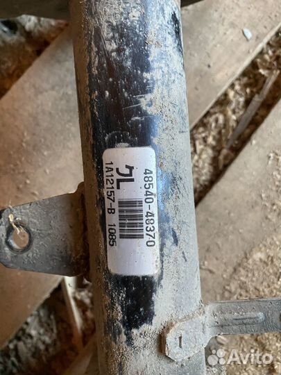 Стойка амортизатора задния права Toyota highlander