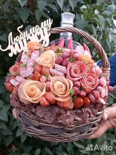 Мужской букет в подарок из колбасы в корзине