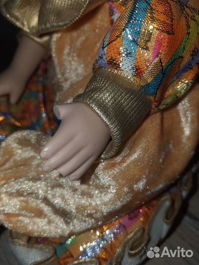 Кукла фарфоровая