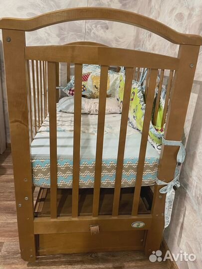 Детская кроватка с поперечным маятником