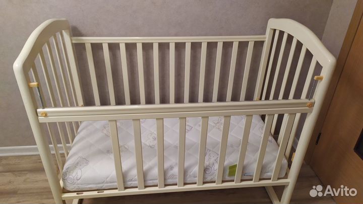 Кроватка из массива дерева