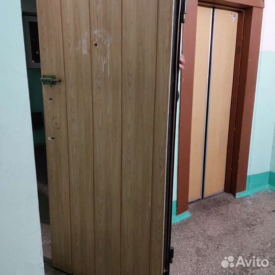 Дверь входная металлическая б у