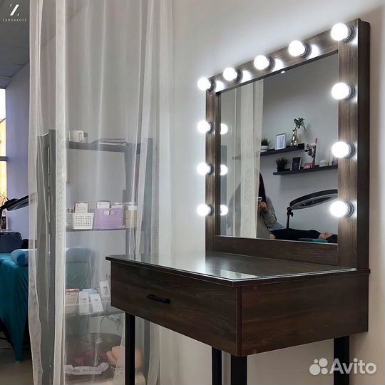 Гримерный столик визажиста с гримерным зеркалом