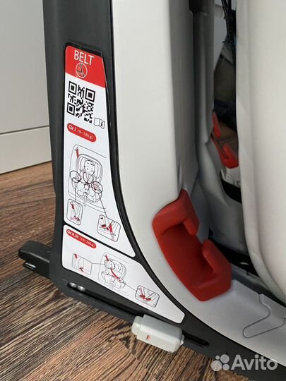 Продам детское автокресло Chicco Youniverse Fix