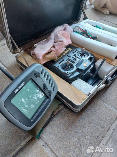 Прикормочный кораблик с эхолотом kincarp