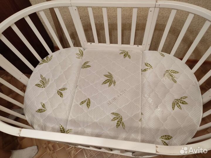 Детская кроватка с маятником