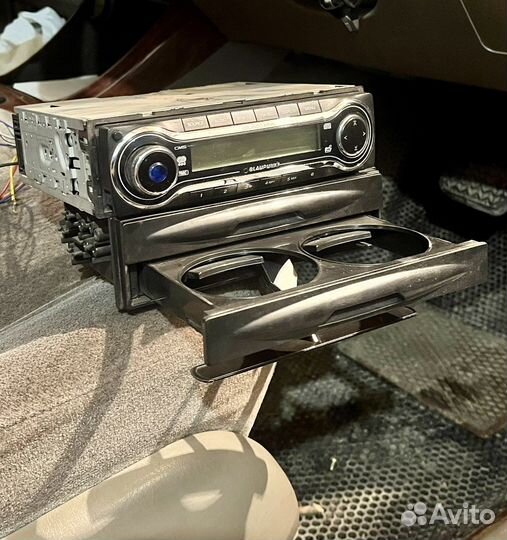 Магнитола и кармашек с подстаканником