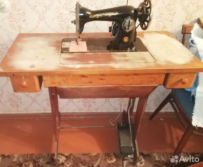 Швейная машинка антиквариат 60х с электроприводом