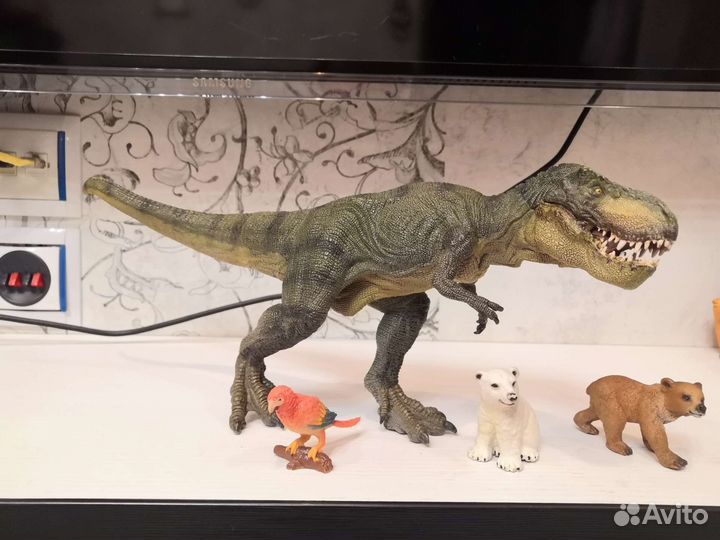 Динозавр, медвежата и попугай