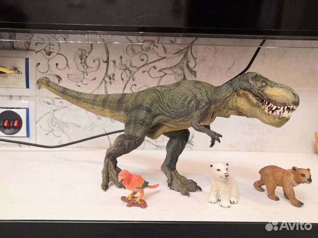 Динозавр, медвежата и попугай