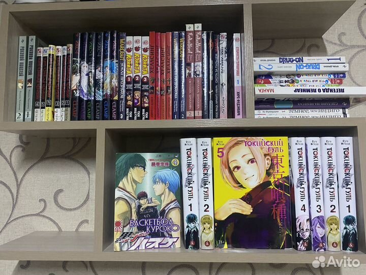 Много манги, комиксов, журналов, фигурок