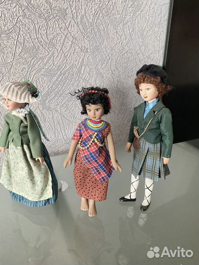 Фарфоровые статуэтки в костюмах народов мира