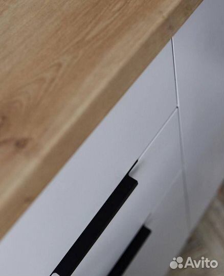 Кухонный гарнитур/белый/деревянная столешница