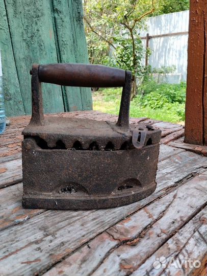 Старинный утюг на углях