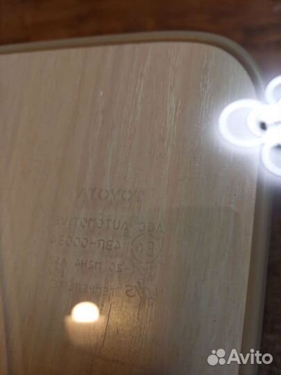 Переднее правое стекло RAV4 40