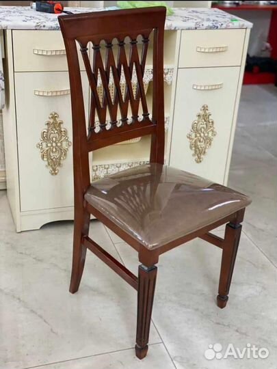 Стол и стулья