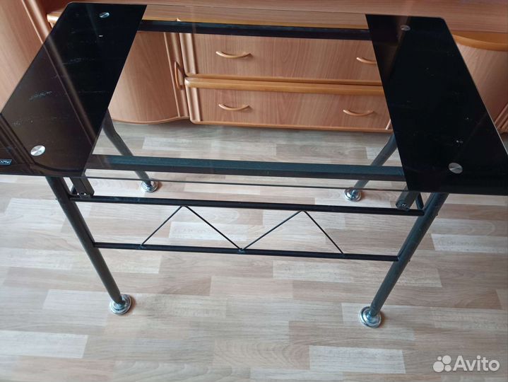 Компьютерный стол стеклянный