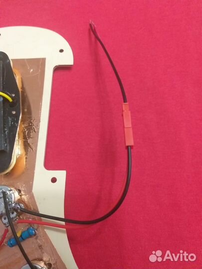 Пикгард для Fender Stratocaster SSS (кремовый)