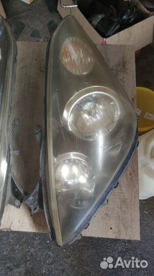 Фары Toyota Wish кузов ZNE14