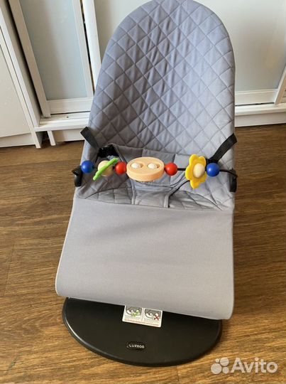Новый шезлонг для новорожденных с игрушкой