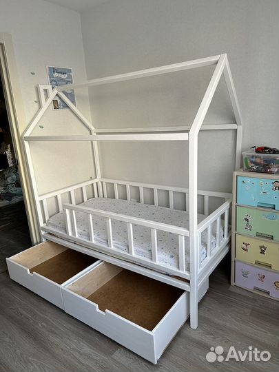 Детская кроватка домик