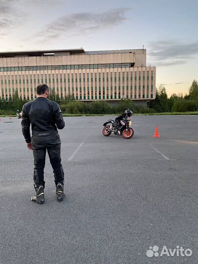 Вождение мотоцикла на KTM duke