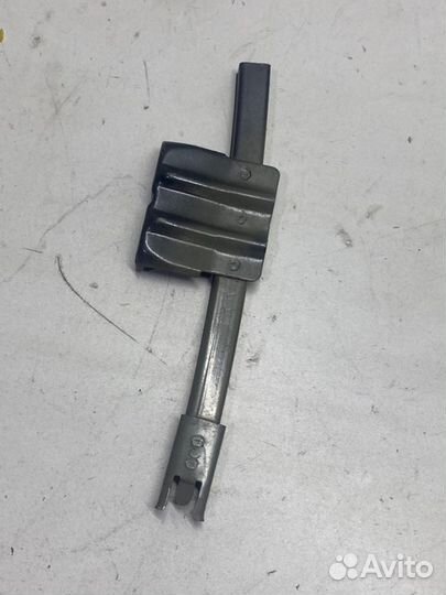 Направляющая стекла двери передняя правая Toyota