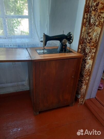 Швейная машинка с тумбой