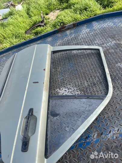 Левая задняя дверь mercedes 190 W201