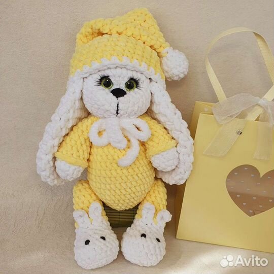 Вязаный плюшевый зайчик.Ручная работа.Зайка.Зая