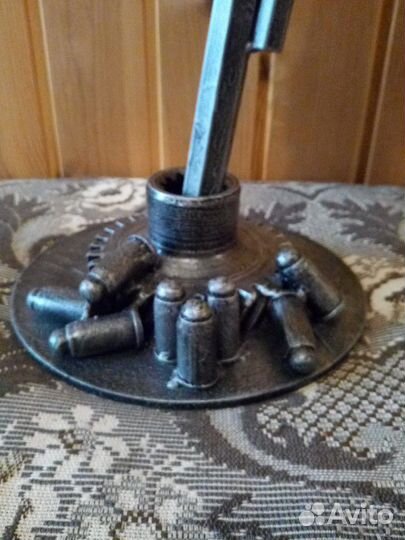 Настольная фигурка из автозапчастей