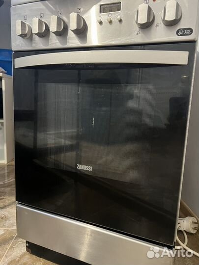 Плита электрическая с духовкой б/у zanussi