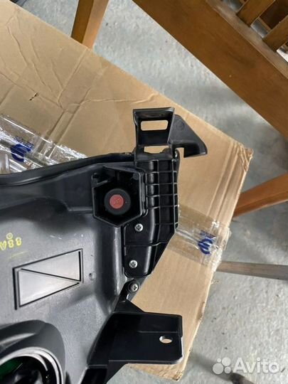 Фара передняя правая Toyota Harrier AVU65W