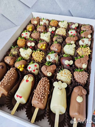 Клубника в шоколаде, банан в шоколаде, букеты