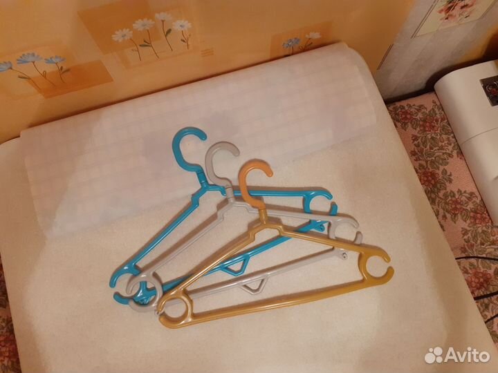 Вешалки плечики для одежды разные