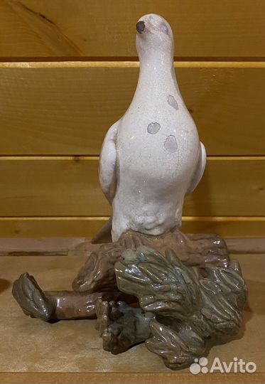 Гжель. Фарфоровая статуэтка. Голубь на ветке